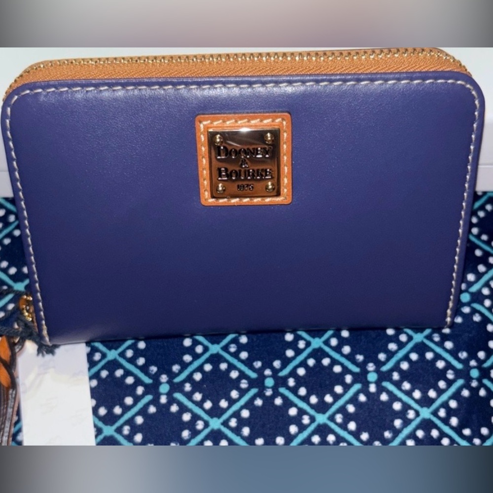 Auth Dooney & Bourke Wexford Leather Medium Zip Around Wallet